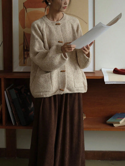 Women's Retro Artistic Style Horn Button Design Round Neck Cardigan, Autumn/Winter