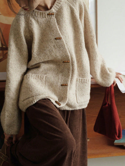 Women's Retro Artistic Style Horn Button Design Round Neck Cardigan, Autumn/Winter