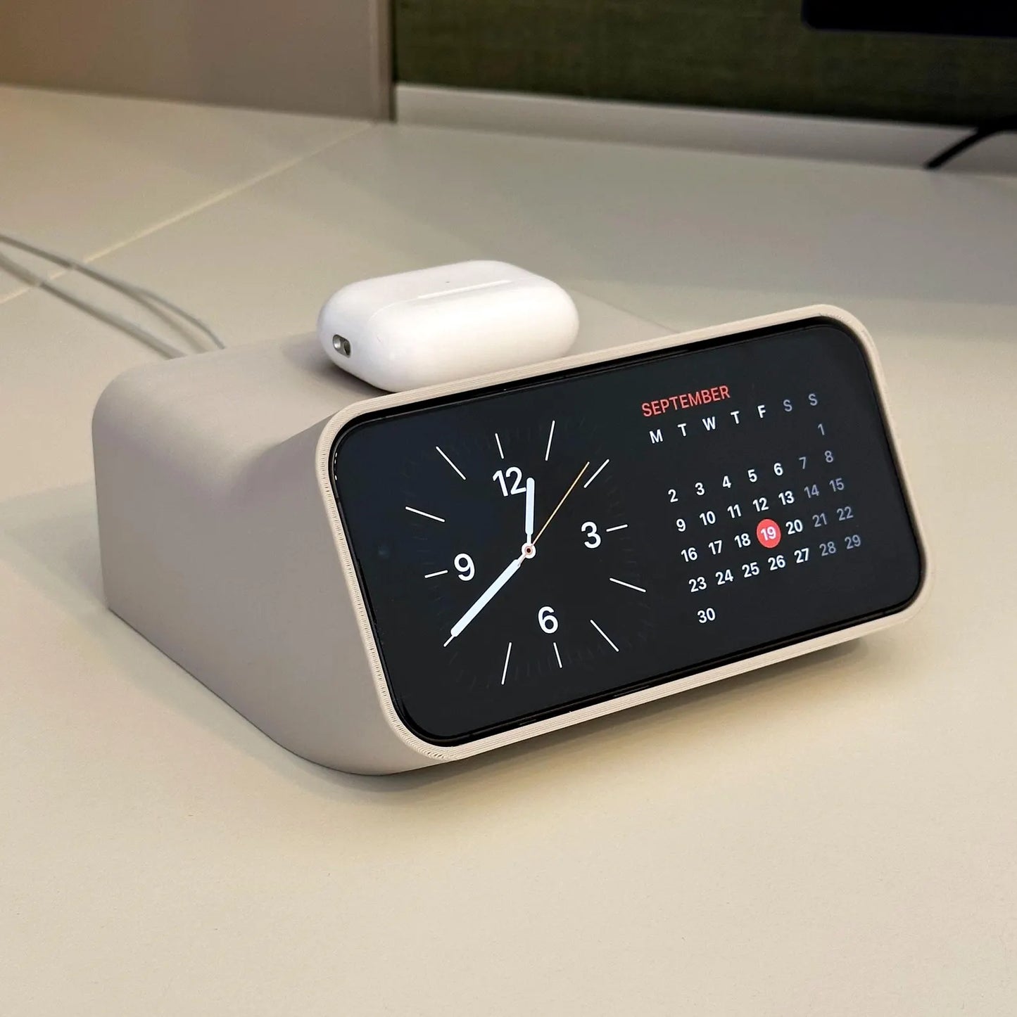 iPhone Standby Mode Dock – Minimalist Charging Stand