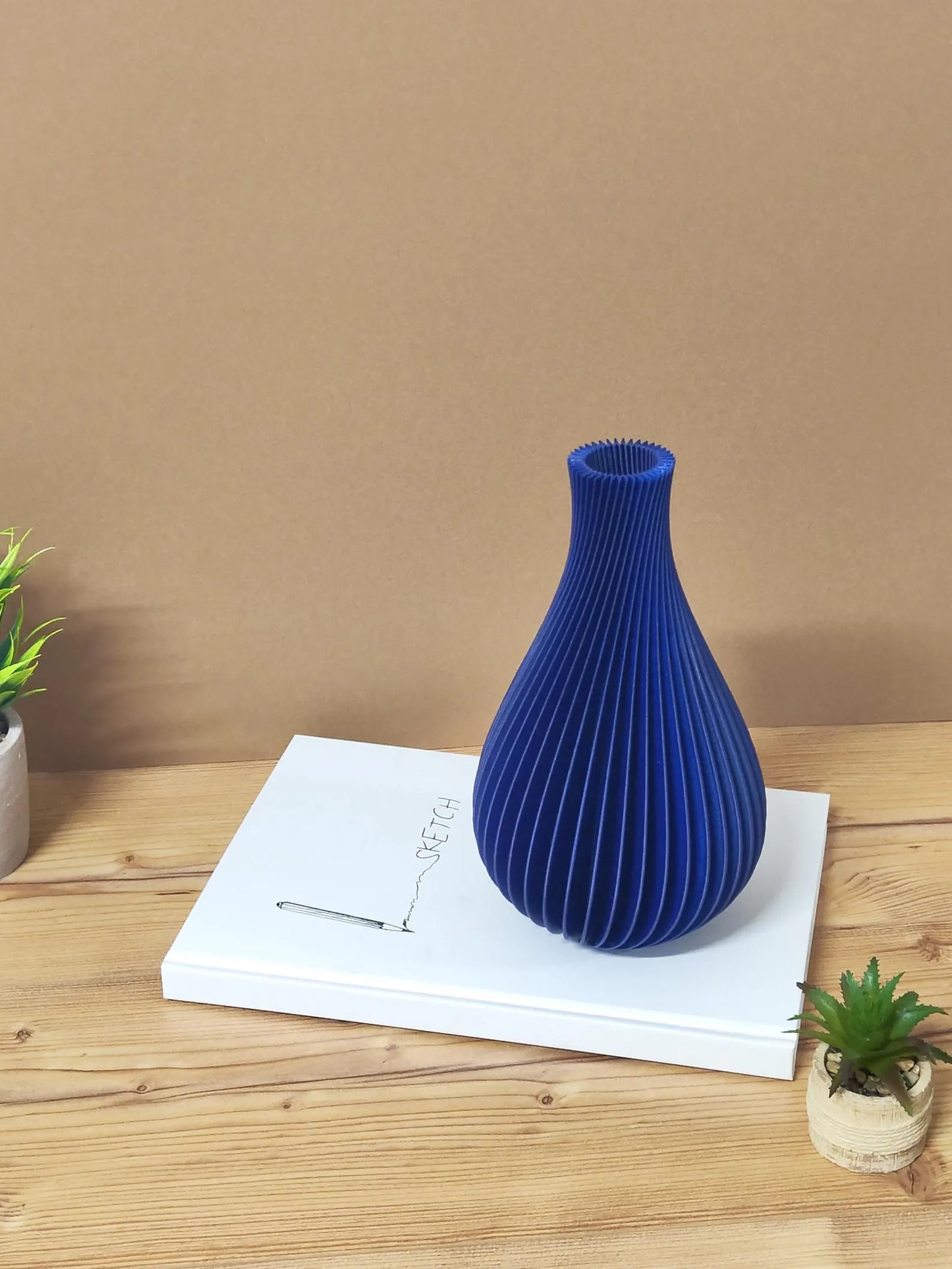 Waveform 3D-Printed Vase – A Fusion of Innovation & Elegance