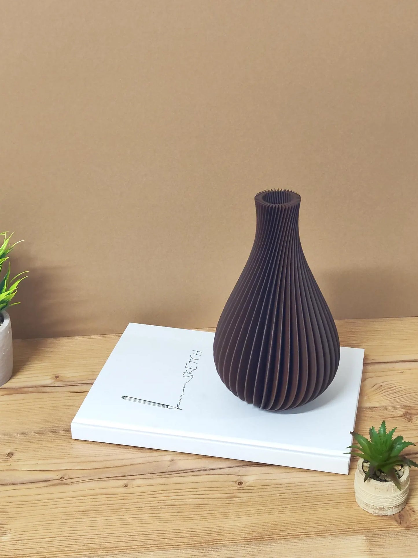 Waveform 3D-Printed Vase – A Fusion of Innovation & Elegance